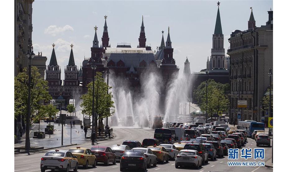 5月28日，在俄罗斯首都莫斯科市中心，市政车辆进行消毒作业。新华社发（亚历山大摄）