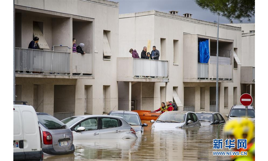 10月15日，在法国奥德省特雷布，被洪水围困的居民等待救援。新华社发（伊德里斯·比古-吉勒摄）