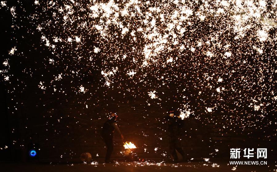 2月22日，在山东省临沂市郯城县郯国古城景区，民间艺人表演“打铁花”。新华社发（张春雷 摄）