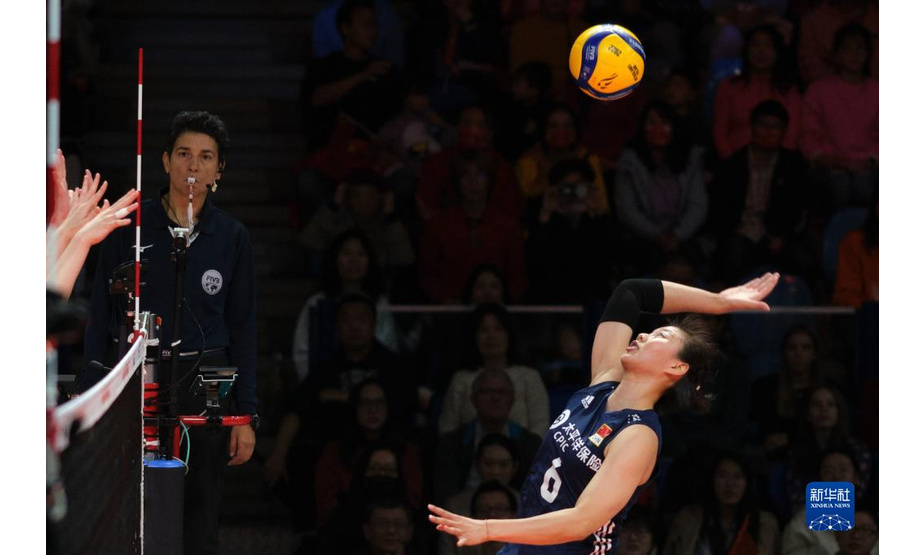 9月28日，中国队球员龚翔宇在比赛中扣球。新华社记者 孟鼎博 摄