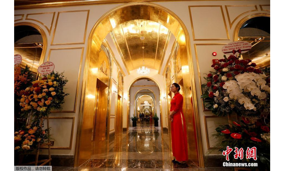 当地时间2020年7月2日，越南河内，新落成的Dolce Hanoi Golden Lake酒店，该酒店的内部设施和外部墙体都是镀金的。
