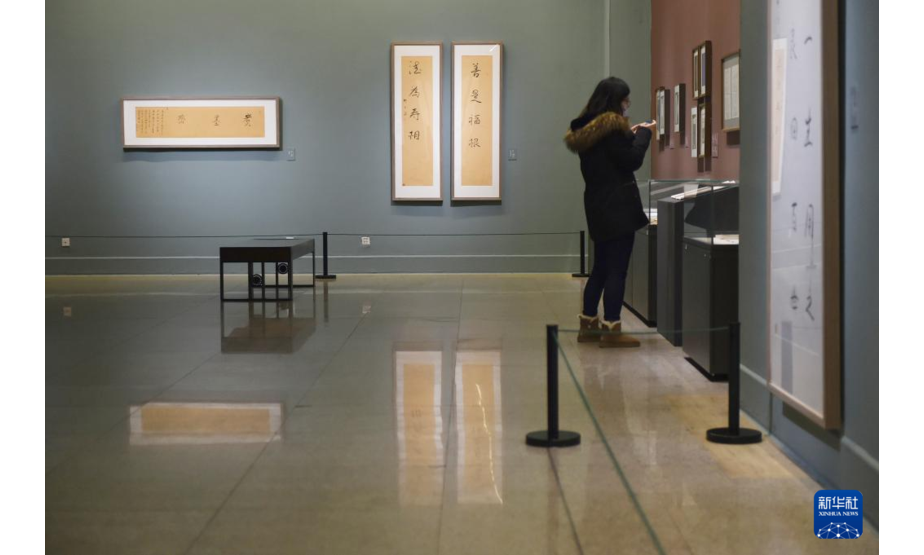 11月29日，参观者在中国美术馆参观展览。新华社记者 鲁鹏 摄