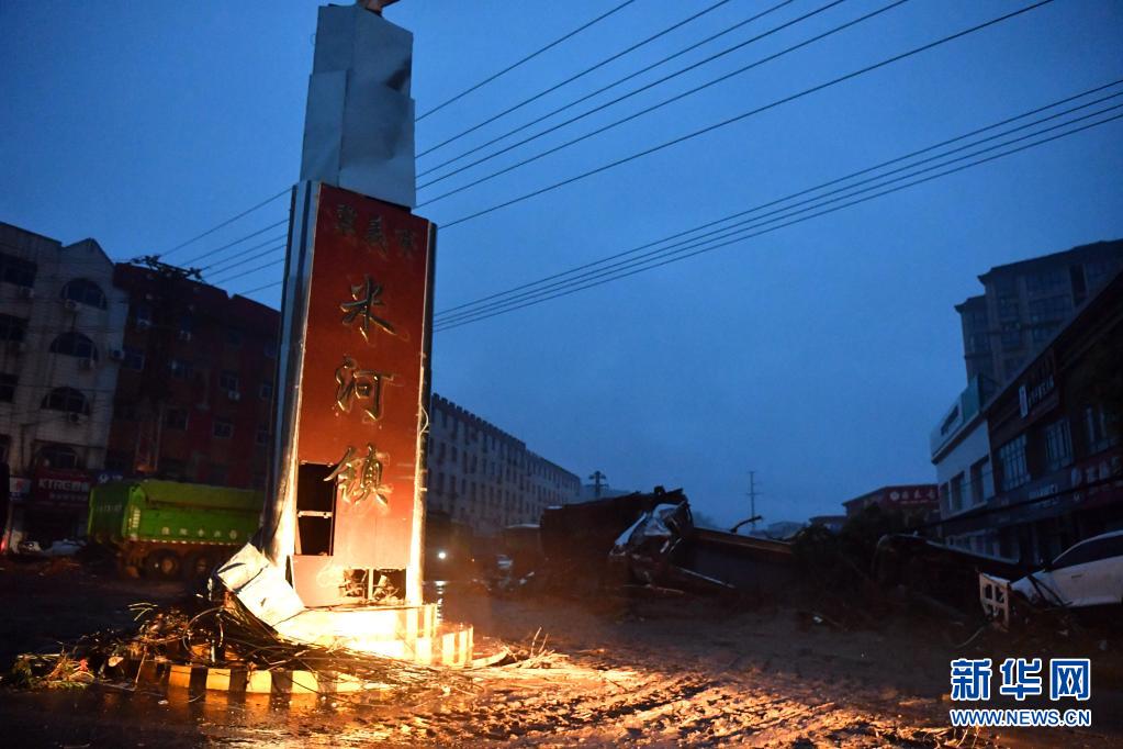 这是洪水过后的米河镇一角