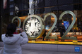 12月28日，行人在日本东京银座拍摄一家商店橱窗里的“2022”标识。<br/><br/>　　随着2022年的脚步临近，全球多地的城市街头由“2022”标识装点，新年气氛渐浓。<br/><br/>　　新华社发（克里斯托弗·朱 摄）