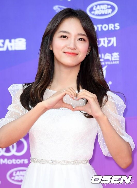 众星亮相54届百想艺术大赏红毯 秀智清纯孙艺