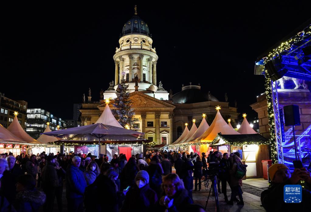 11月22日，人们游览位于德国首都柏林宪兵广场的圣诞市场。

　　受新冠疫情影响，德国柏林、法兰克福等地的圣诞市场有的取消，有的在较为严格的防疫措施下开放。

　　新华社发（斯特凡·蔡茨摄）