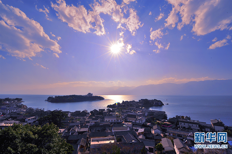 《夕照双廊》（资料图）。新华网发（赵子忠 摄）

　　据悉，该榜单是新华睿思·文旅大数据分析平台基于对避暑旅游和避暑城市的研究，建立起新华睿思·城市旅游属性（避暑）评价指标体系，包括清凉指数、形象指数、印象指数、游玩指数和发声指数5个一级指标以及20余个二级指标，对避暑城市的综合吸引力进行了全面评估。