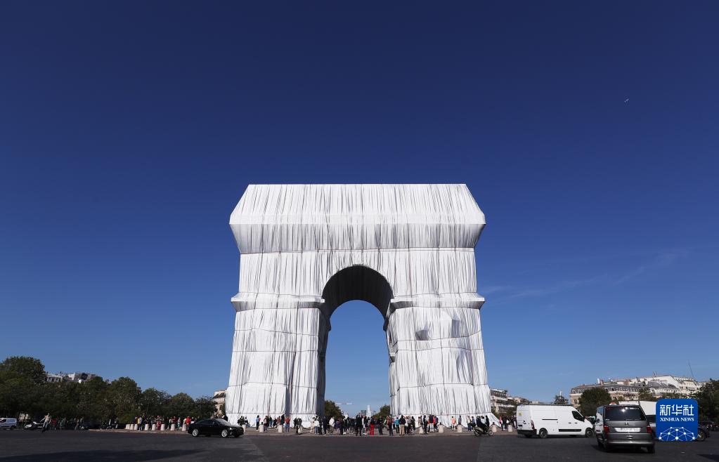 这是9月21日在法国巴黎拍摄的“被包裹的凯旋门”。

　　“被包裹的凯旋门”是保加利亚已故艺术家赫里斯托和妻子让娜-克洛德的遗作。根据他们的构思，巴黎地标建筑凯旋门被可回收的织物包裹起来。目前，凯旋门已被2.5万平方米蓝银色可回收织物“包裹”，并用3000米红绳固定。“被包裹的凯旋门”艺术展于18日正式向公众开放，10月3日结束。新华社记者高静摄