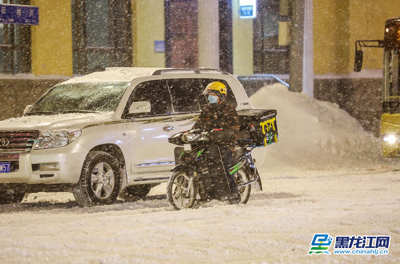 11月19日，哈尔滨降下暴雪，市区交通压力持续加大，特别是在一些坡路、桥梁路段，车辆打滑行驶艰难。而有这样一群人，冒着风雪仍在工作，他们穿梭于城市的大街小巷，俨然成为了一道风景线。
由于部分道路不便行驶，快递小哥、送餐小哥们徒步送件或是推车前行，只为保证每件包裹或者饭菜安全送达。雪花打在脸上，打湿了眼睛头发，模糊了视线，但这丝毫没有阻挡他们派件的脚步，他们仍冒雪前行。（记者 石启立）