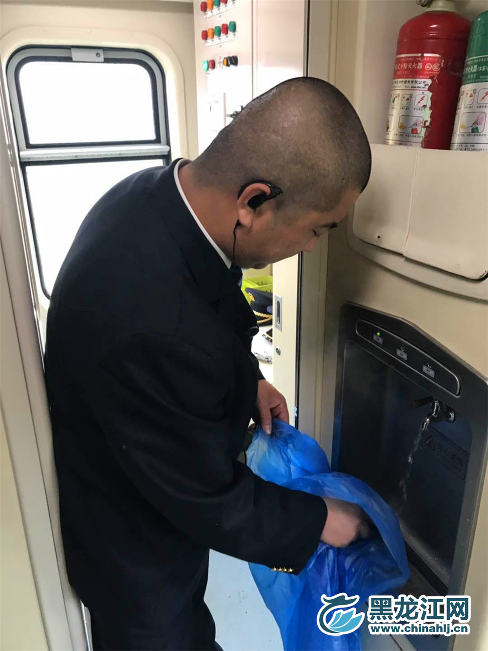 黑龙江网2月1日讯（记者 宋菲 ）黑龙江网记者随Z114次列车记录春运故事。1日下午，记者将镜头对准列车上服务一线的工作人员，记录他们工作的点滴。 宋菲 摄