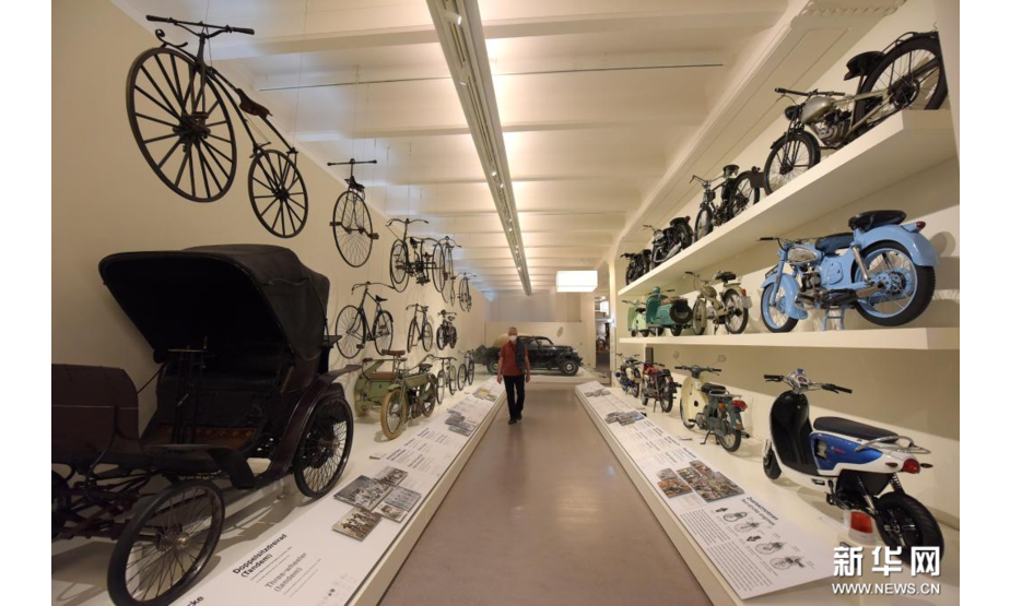 8月31日，游客在奥地利维也纳技术博物馆内参观。奥地利维也纳技术博物馆于1918年开馆，是欧洲地区最具规模的技术类博物馆之一。展馆通过展出人类不同时期、不同领域的各类科技发明展现人类的进步。