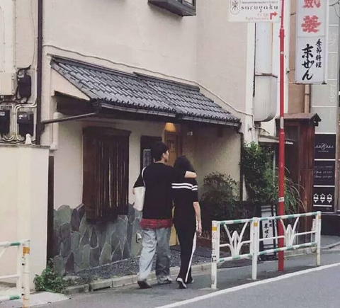 网友日本疑偶遇郑爽张恒出行 牵手搂脖画面超