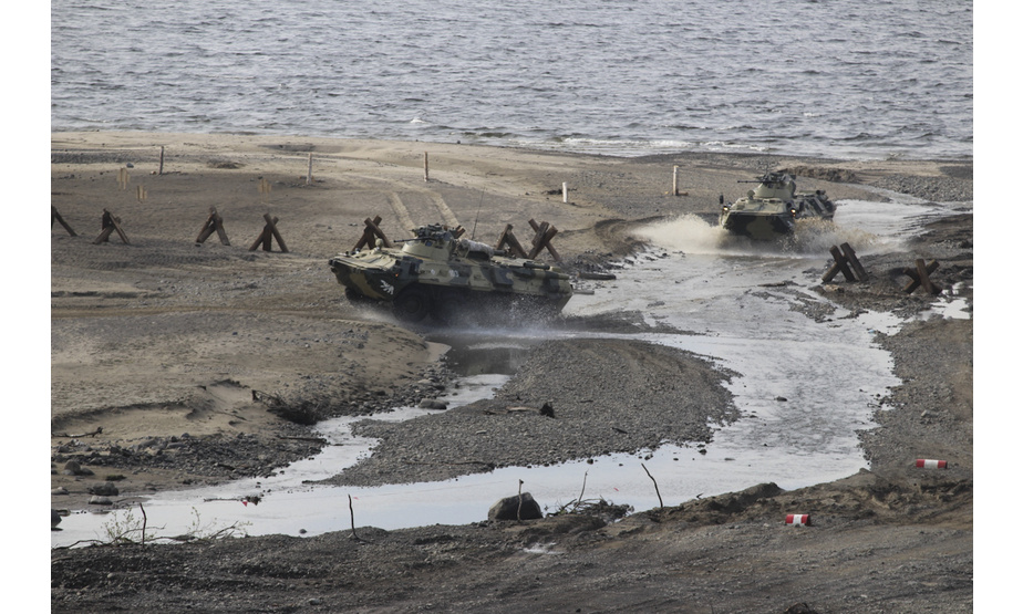 根据俄国防部的说法，该演习模拟了在空降部队的支援下，俄军重新“夺回”了被恐怖分子占领的桥头堡，并确保了海军突击装备的顺利登陆，从而向半岛内陆发起进攻，以保护俄北极地区的工业设施。