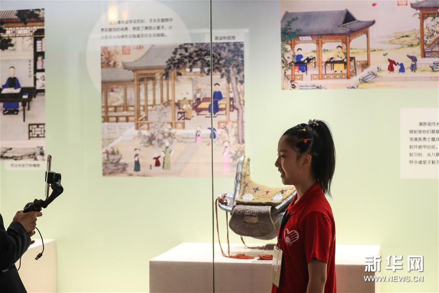 6月1日，小志愿者于冰清在沈阳故宫博物馆内通过直播向观众讲解“古趣童心——清宫文物中的儿童世界”展览。 新华社记者 潘昱龙