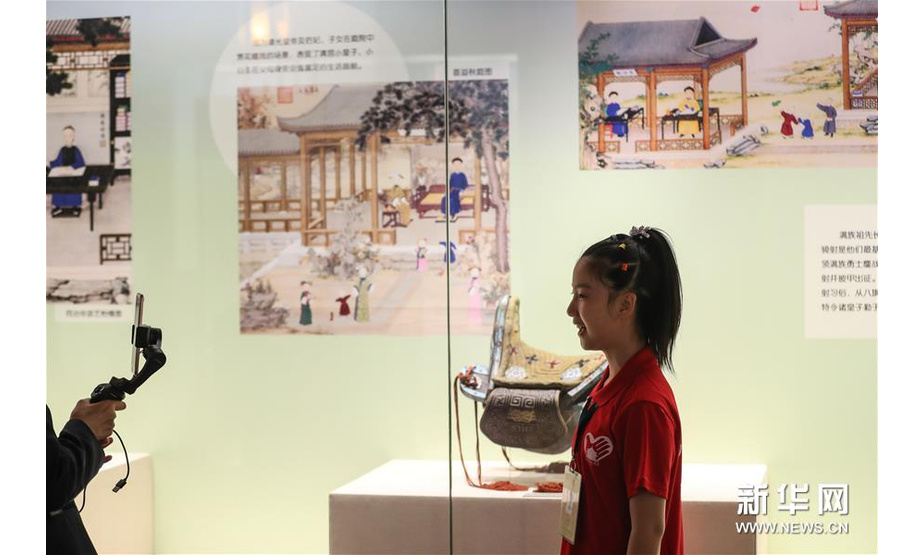 6月1日，小志愿者于冰清在沈阳故宫博物馆内通过直播向观众讲解“古趣童心——清宫文物中的儿童世界”展览。 新华社记者 潘昱龙