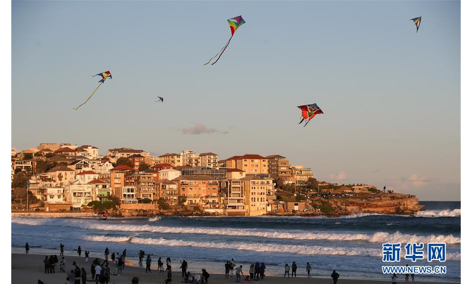 这是9月8日在澳大利亚悉尼邦迪海滩拍摄的风筝节现场。 当日，一年一度的风筝节在澳大利亚悉尼的邦迪海滩举行，吸引大量市民前来观看。 新华社记者 白雪飞 摄