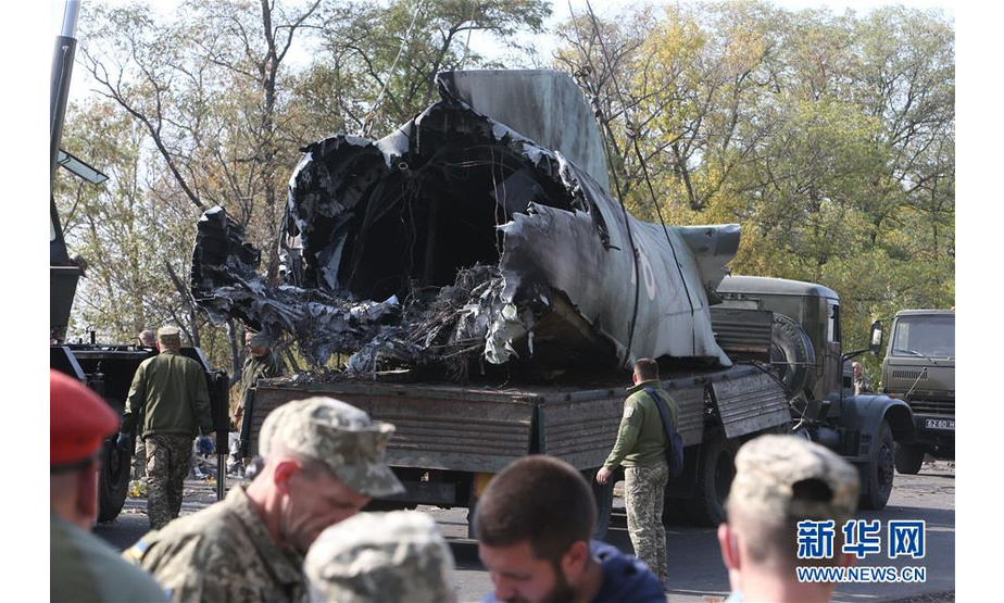9月26日，工作人员在乌克兰哈尔科夫州的飞机坠毁现场将残骸装车。 乌克兰国家紧急情况局称，截至当地时间26日上午，在哈尔科夫州发生的军用飞机坠毁事故造成的死亡人数已升至26人。一架安-26军用飞机当地时间25日晚在哈尔科夫州丘古耶夫市附近坠毁。 新华社发（谢尔盖·斯塔拉斯坚科摄）