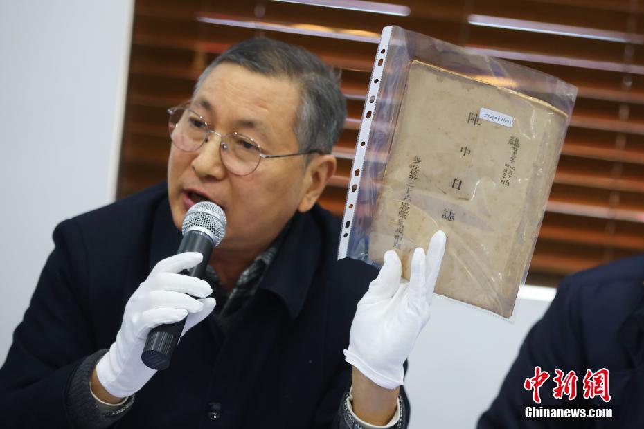 图为江苏省社会科学院南京大屠杀研究中心主任、研究员王卫星介绍新增文物。 中新社记者 泱波 摄