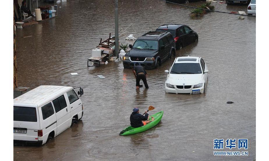 12月9日，在黎巴嫩首都贝鲁特，车辆浸在水中。 黎巴嫩首都贝鲁特9日遭遇暴雨，导致部分道路被淹。 新华社发（比拉尔·贾维希摄）