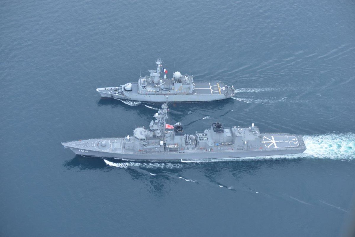 日前，日本海上自卫队和法国海军的护卫舰在日本九州地区西部地区进行联合训练。日本派出DD-104雾雨号驱逐舰，而法国海军啧派出一艘范德米埃尔号护卫舰。在日本巨大的驱逐舰前，法国的护卫舰仿佛袖珍玩具。