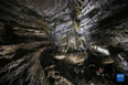 9月4日，游客在比利时那慕尔省莱斯河畔昂村的汉溶洞参观。<br/><br/>　　汉溶洞位于比利时瓦隆大区那慕尔省的莱斯河畔昂村，是比利时著名的旅游景点。溶洞内拥有大量钟乳石、石笋等自然景观。<br/><br/>　　新华社记者 郑焕松 摄