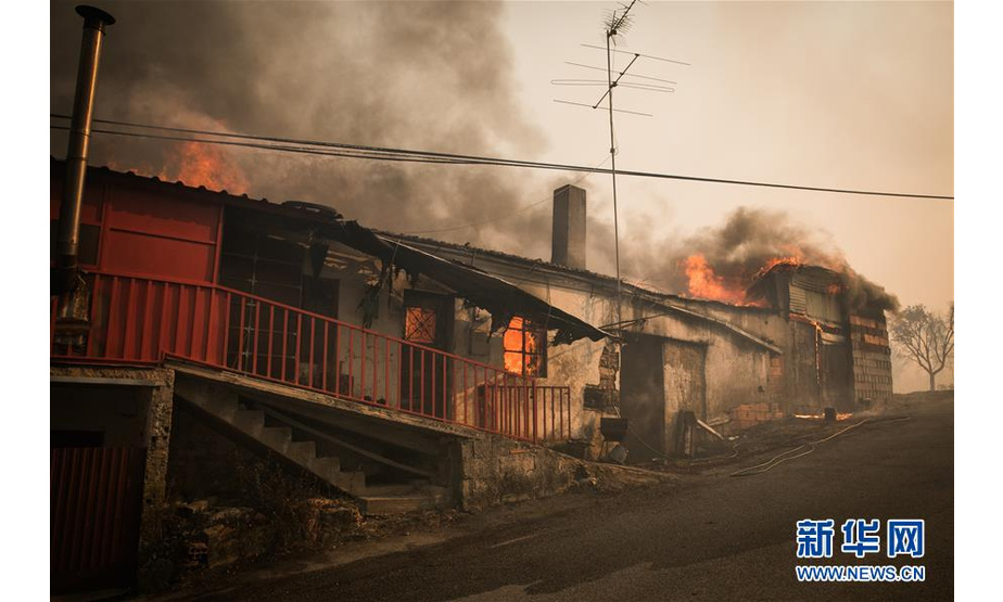 这是7月21日在葡萄牙中部城市马桑拍摄的火灾现场。 葡萄牙中部近日燃起多处山火，已造成数十人受伤。 新华社发