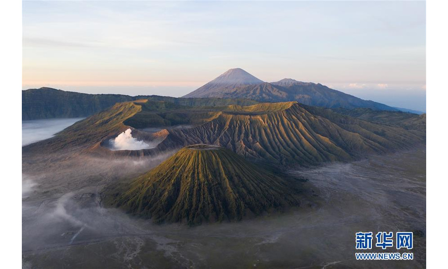 这是5月16日清晨在印度尼西亚东爪哇省拍摄的布罗莫火山群（无人机拍摄）。 新华社记者 杜宇 摄