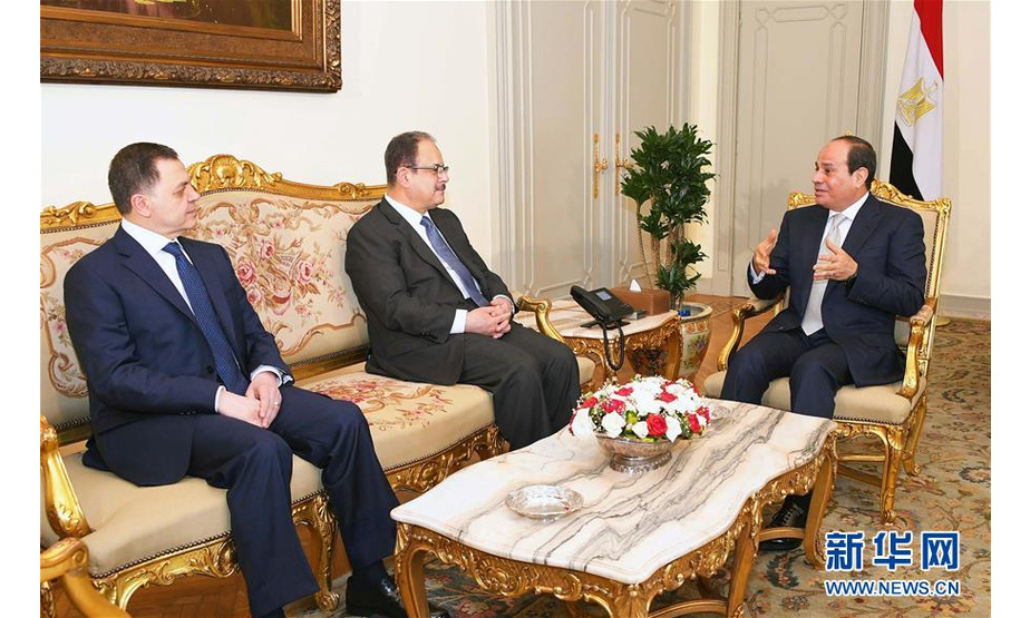 6月14日，在埃及首都开罗，埃及总统塞西（右一）和本届内阁新当选成员内政部长马哈茂德·陶菲克（左一）、前任内政部长阿卜杜勒·加法尔（左二）交谈。埃及国家电视台14日报道，由前住房部长穆斯塔法·马德布利任总理的埃及新内阁于当天宣誓就职。新内阁中，国防部长、内政部长、财政部长等12个职位由新成员担任。新华社/中东社