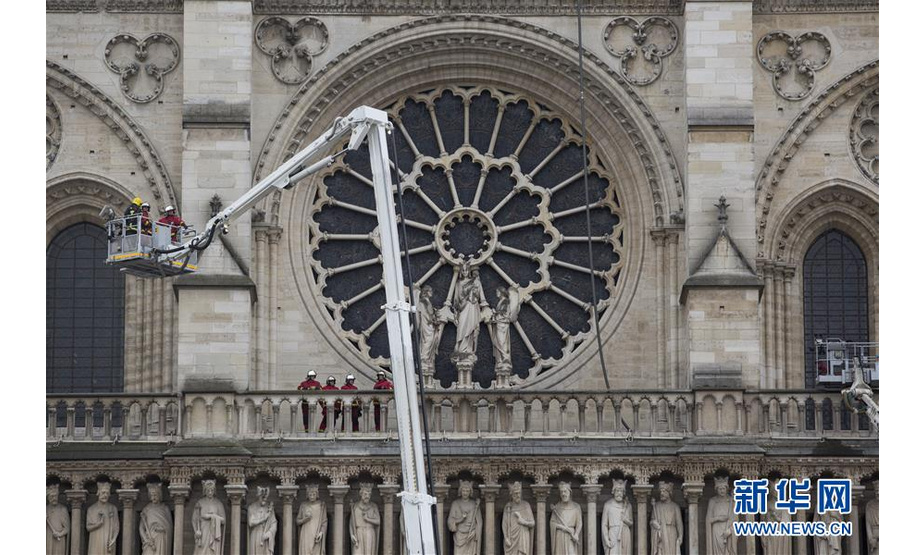 4月16日，在法国巴黎，消防人员在巴黎圣母院工作。 法国消防部门16日上表示，当天上午10点巴黎圣母院的火情已经全部扑灭，目前进入对火灾调查和损失评估阶段。