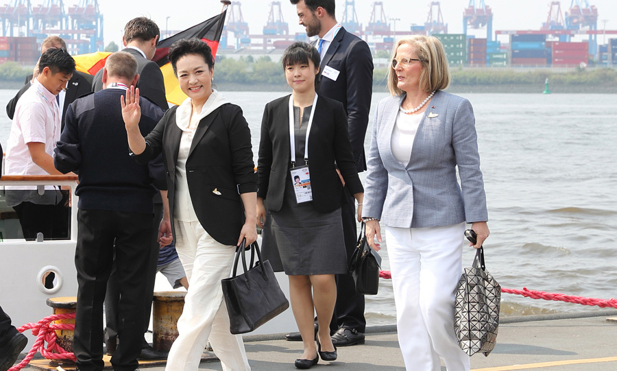 彭丽媛参观汉堡港