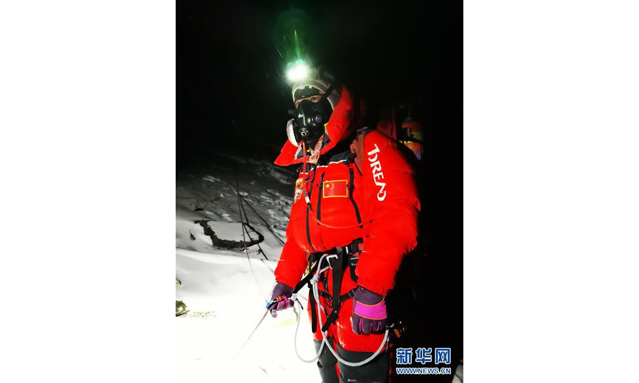 5月27日，2020珠峰高程测量登山队队员整装待发。 当日2时10分许，2020珠峰高程测量登山队8名队员陆续从海拔8300米的珠峰突击营地启程向顶峰进发。 新华社特约记者 边巴 摄