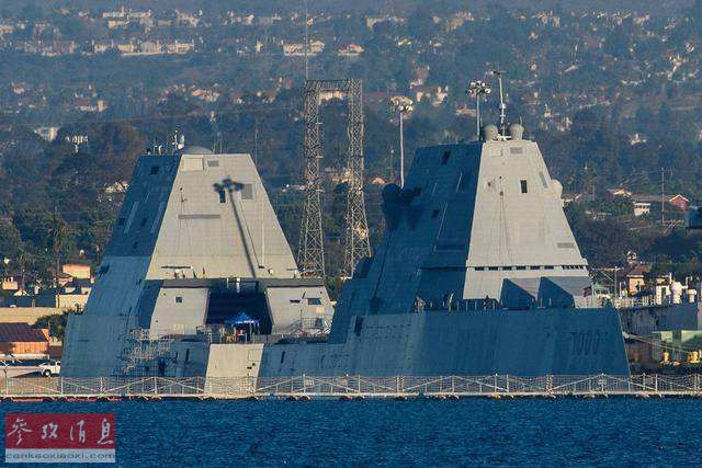 图为“朱姆沃尔特”号舰长在舰艉飞行甲板接受媒体采访，可见另一侧负责站岗警戒的美海军士兵。