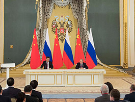 习近平同俄罗斯总统普京共同会见中俄友好、和平与发展委员会，媒体和企业界代表