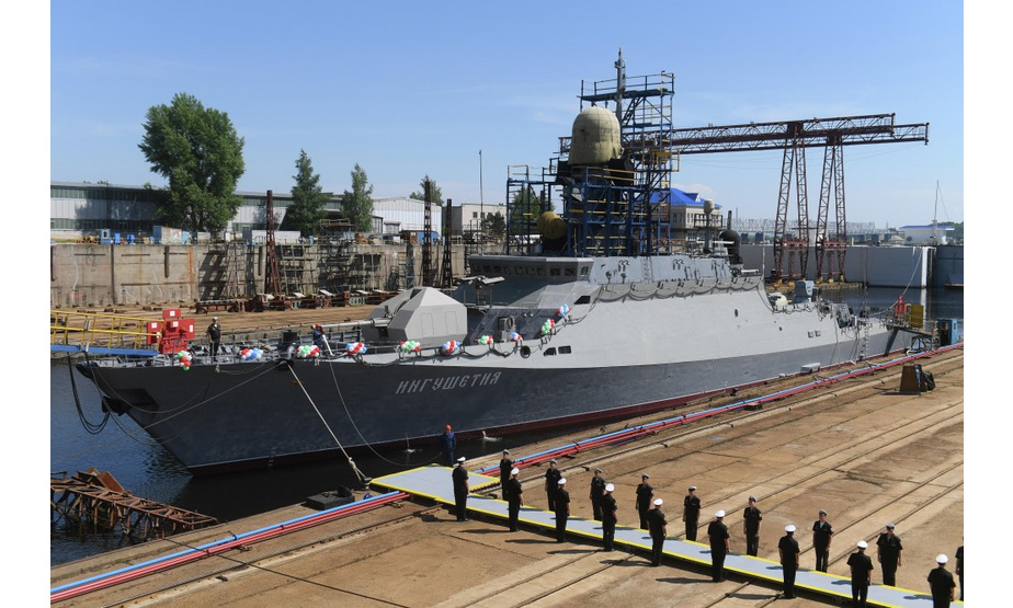 日前，俄罗斯建造的21631项目的8号艇下水，该艇是俄罗斯研发的一款小型导弹艇，值得注意的是该艇在下水时，船体上层建筑的脚手架还没有拆除。