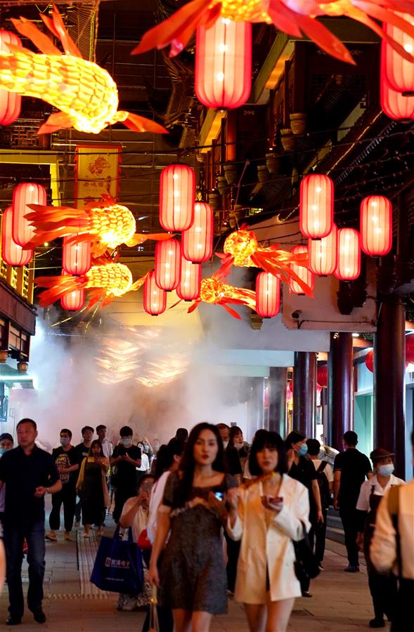 从7月第一个周末起，上海豫园原有的“豫园六点半”集市全面升级，焕彩灯光、演艺活动和花车集市全线更新，让市民和游客在观灯、观人、观演的沉浸式体验中，享受夏日特色的“食玩”乐趣。 新华社记者 刘颖 摄