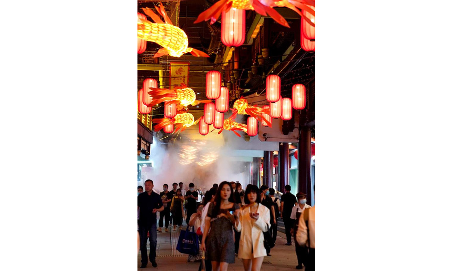从7月第一个周末起，上海豫园原有的“豫园六点半”集市全面升级，焕彩灯光、演艺活动和花车集市全线更新，让市民和游客在观灯、观人、观演的沉浸式体验中，享受夏日特色的“食玩”乐趣。 新华社记者 刘颖 摄
