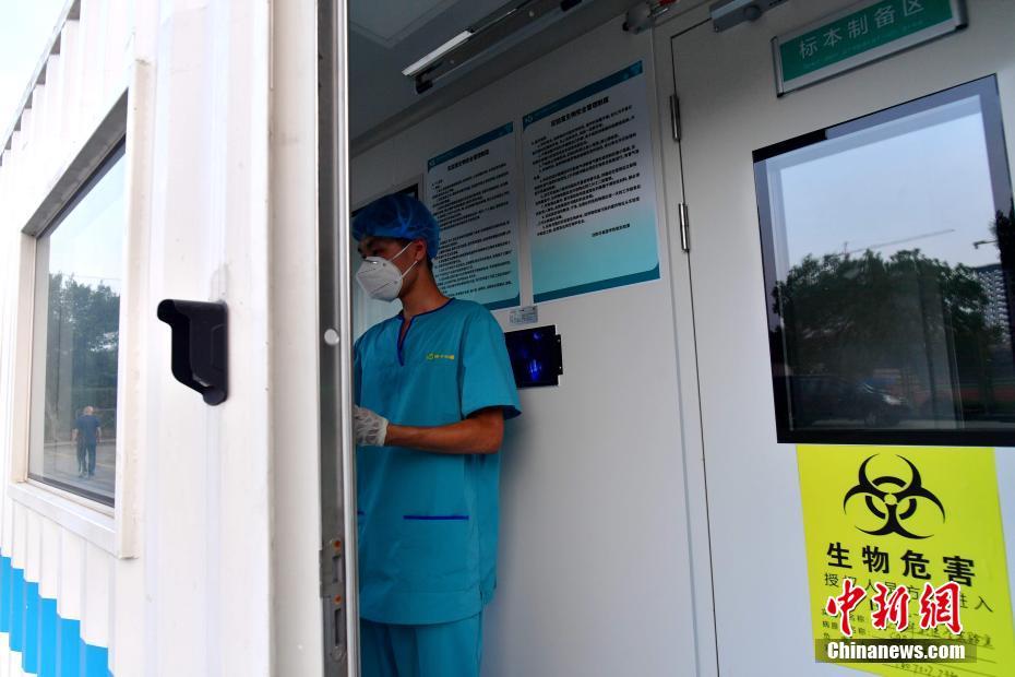 9月14日，工作人员在调试准备投用的移动PCR方舱实验室。当日，福建省莆田市仙游县方舱核酸检测点7个方舱实验室已有三个投入使用。据检测点负责人介绍，7个方舱实验室、85台PCR检测仪器投入使用后，预计每天可检测8万到10万管核酸样本；若按10:1核酸混合采样，预计每天可为80万到100万人提供核酸样本检测。截至9月13日24时，莆田市累计报告新冠病毒核酸阳性85例（均在仙游县），其中确诊病例64例、无症状感染者21例。 中新社记者 张斌 摄