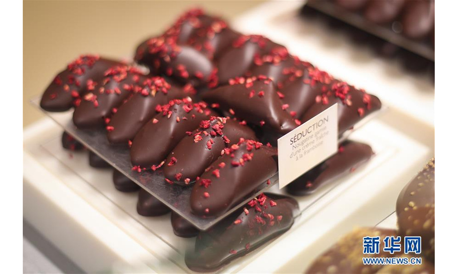 这是9月6日在比利时布鲁塞尔一家巧克力店拍摄的巧克力甜品。 巧克力是比利时最具代表性的甜品，与钻石和啤酒并称比利时三大“国宝”。比利时巧克力拥有细腻的结构、高可可含量、美妙的口感和极富创意的造型，这份浓情蜜意从比利时出口至世界各地，受到全世界消费者的喜爱。 新华社记者 郑焕松 摄