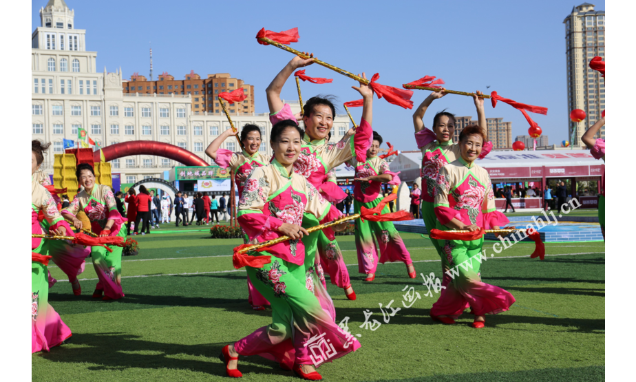 庆祝首个“中国农民丰收节” ，庆安县文化局花棍舞骨干培训班表演节目“花棍舞”。黑龙江画报记者 石启立 摄