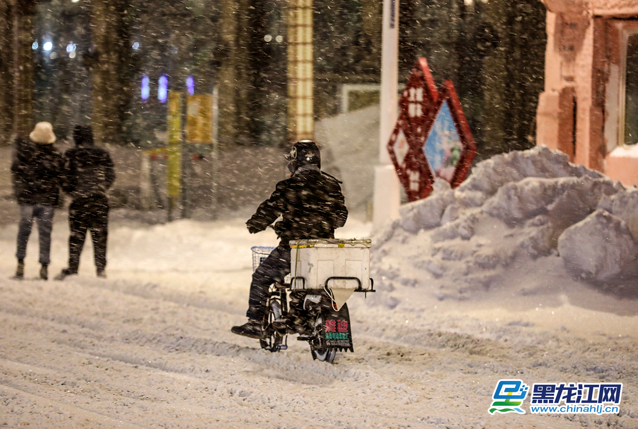 11月19日，哈尔滨降下暴雪，市区交通压力持续加大，特别是在一些坡路、桥梁路段，车辆打滑行驶艰难。而有这样一群人，冒着风雪仍在工作，他们穿梭于城市的大街小巷，俨然成为了一道风景线。
由于部分道路不便行驶，快递小哥、送餐小哥们徒步送件或是推车前行，只为保证每件包裹或者饭菜安全送达。雪花打在脸上，打湿了眼睛头发，模糊了视线，但这丝毫没有阻挡他们派件的脚步，他们仍冒雪前行。（记者 石启立）