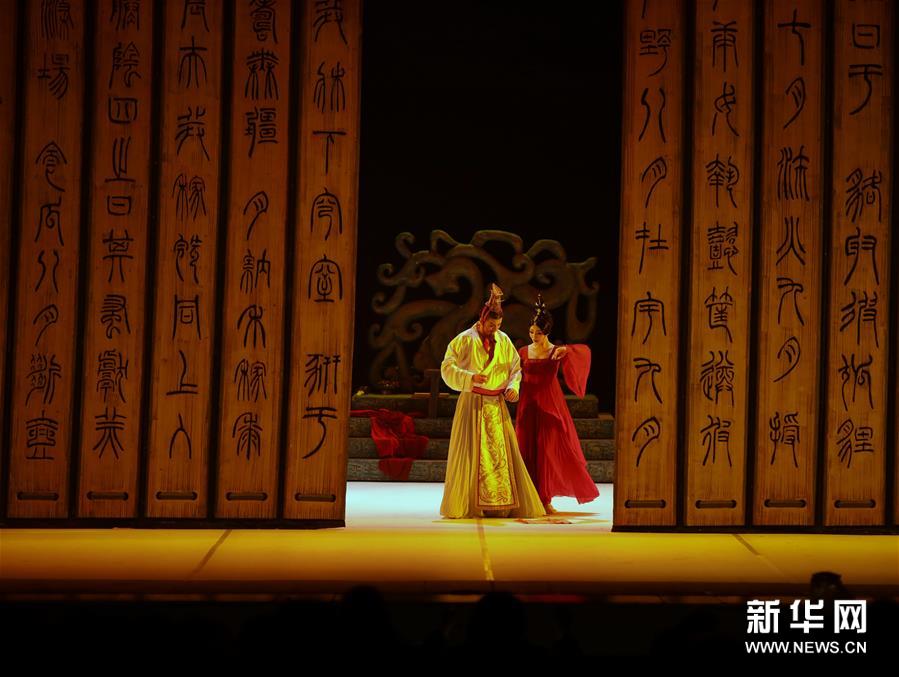 12月3日，演员在俄罗斯圣彼得堡马林斯基剧院表演舞剧《孔子》。中国歌剧舞剧院交响合唱版舞剧《孔子》3日晚在俄罗斯圣彼得堡马林斯基剧院上演，受到当地观众欢迎。舞剧《孔子》长约90分钟，由《序·问》《乱世》《绝粮》《大同》《仁殇》《尾声·乐》６个篇章组成，讲述了孔子周游列国的故事，通过今人视角阐释孔子理想的大同世界。新华社发（扎拉耶娃摄）