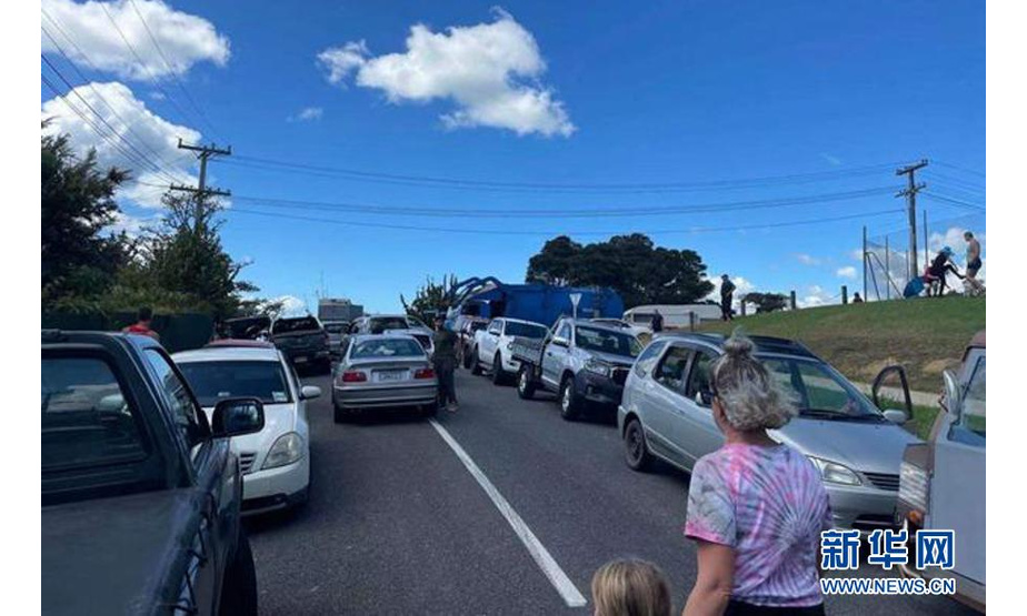 3月5日，在新西兰旺阿雷，人们按要求向城市外的高地紧急疏散。新华社发（天维网供图）