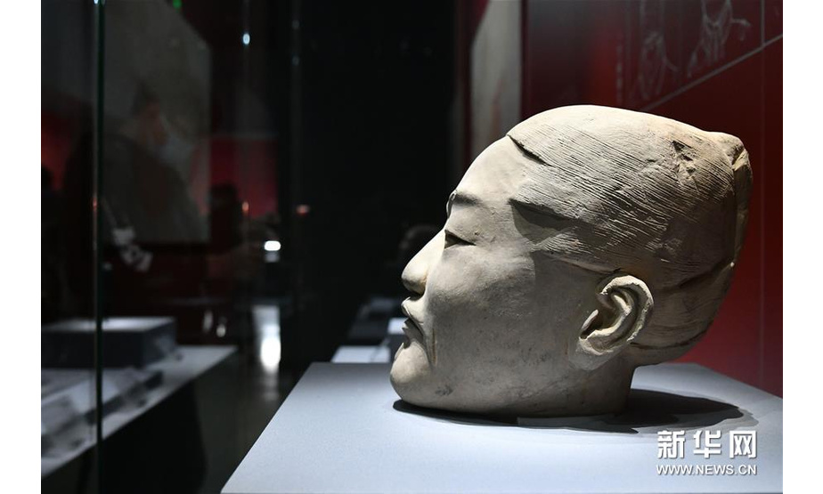 这是展出的武士俑头部（4月24日摄）。新华社记者 朱峥 摄