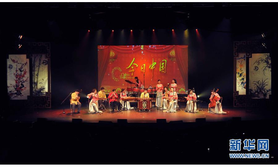 这是2014年2月15日在摩纳哥蒙特卡洛，演员表演器乐合奏《金蛇狂舞》。新华社记者 陈晓伟 摄