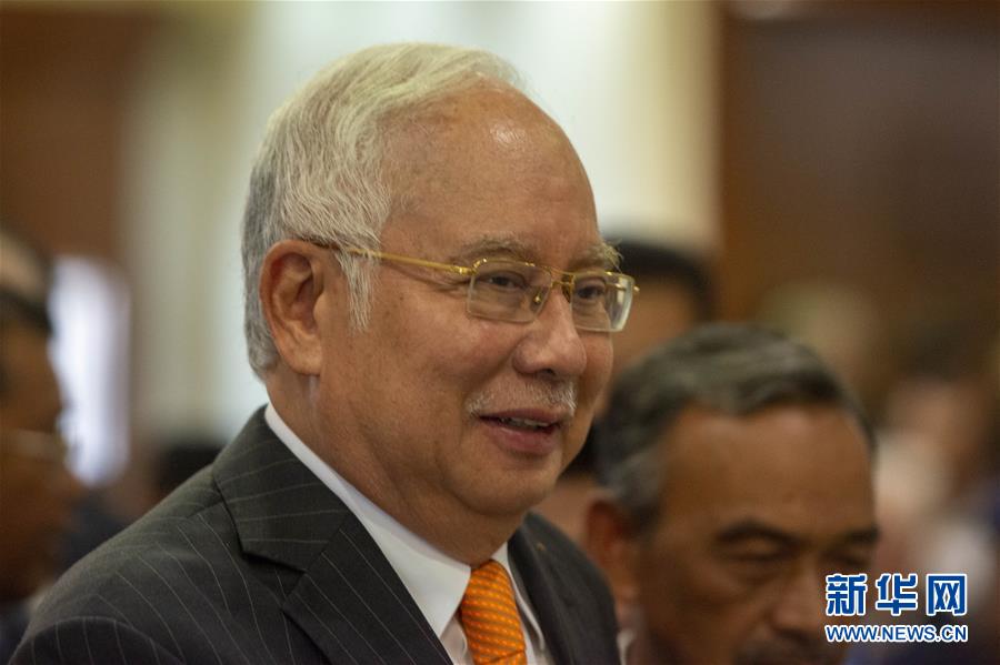 11月11日，在马来西亚吉隆坡，马来西亚前总理纳吉布抵达法院。 马来西亚吉隆坡高等法院11日裁定，检方就前总理纳吉布在“一个马来西亚发展公司”（“一马公司”）前子公司SRC国际案件中受到的7项指控提供了有力证据，案件将进入辩方辩护阶段。 新华社发（张纹综摄）