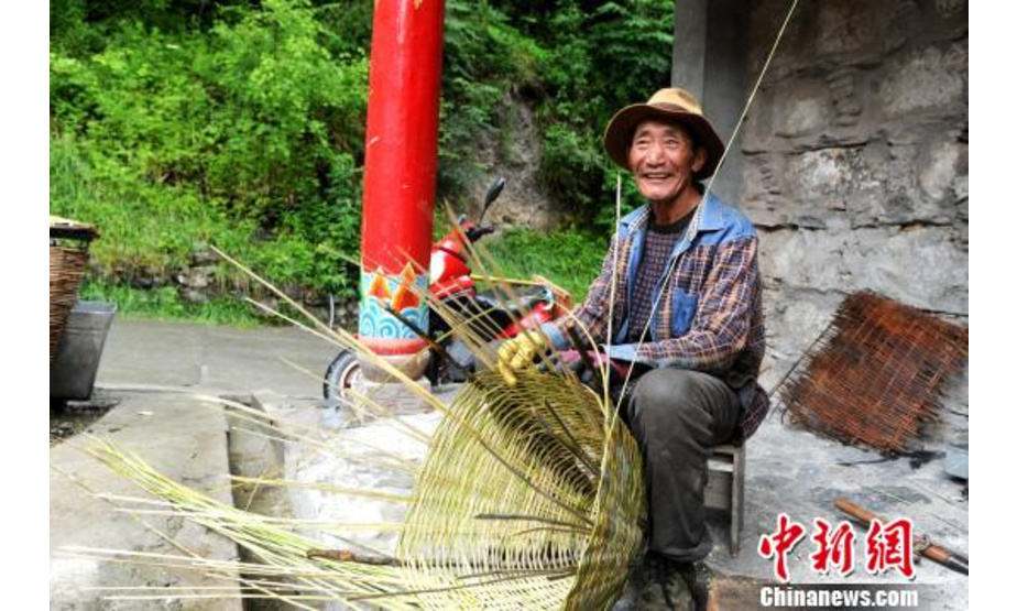 当地村民在编制竹制品。　张金川 摄

