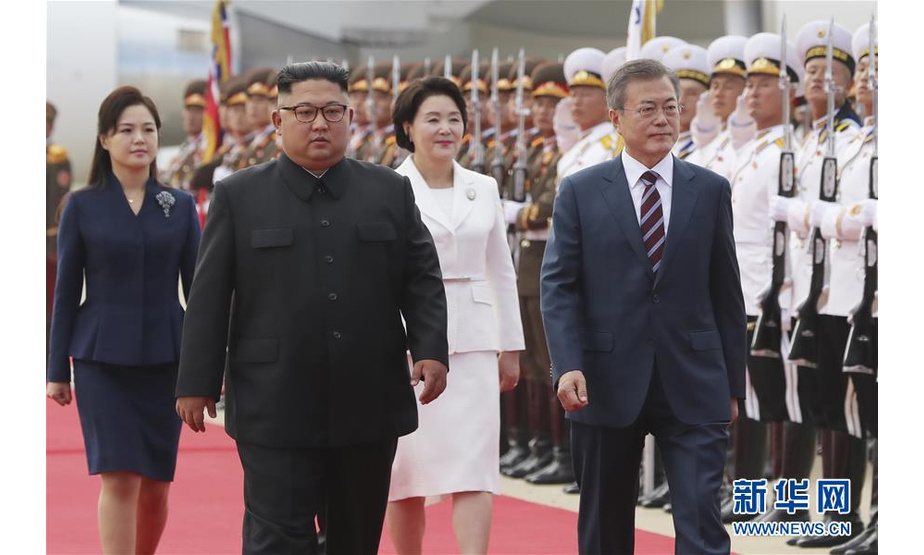 9月18日，韩国总统文在寅（前右）与朝鲜国务委员会委员长金正恩（前左）在平壤检阅仪仗队。韩国总统文在寅18日上午乘专机抵达朝鲜首都平壤。朝鲜国务委员会委员长金正恩到机场迎接。两位领导人将在今后3天里举行今年以来的第三次会晤。新华社发
