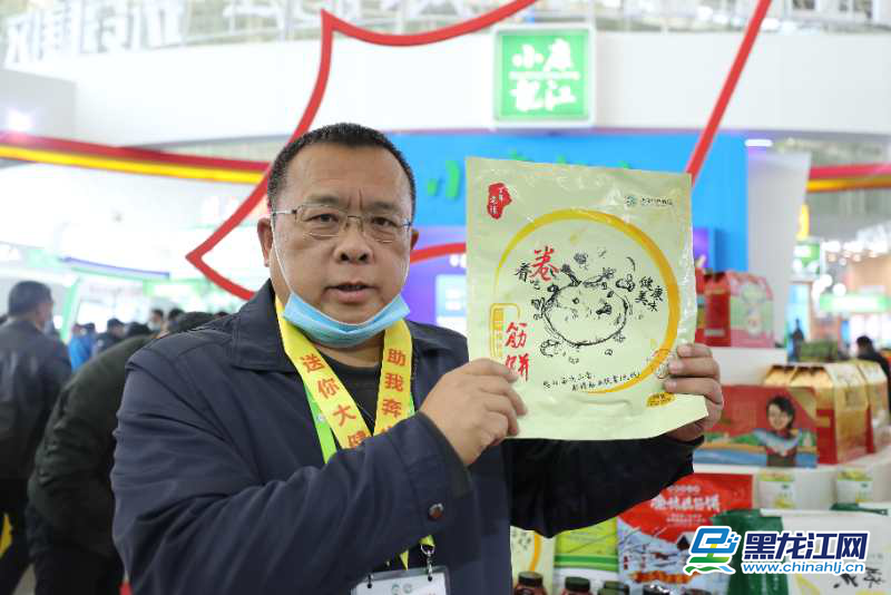 黑龙江省委统战部驻望奎县厢白满族乡前惠五村第一书记陈彦滨为百年老镇筋饼代言。