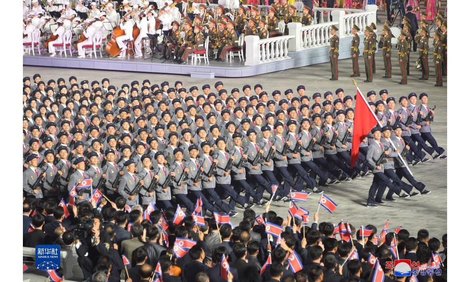 这张朝中社9月9日提供的图片显示的是9日零点开始在平壤市中心的金日成广场举行的民间及安全武装力量阅兵式现场。

　　为庆祝朝鲜民主主义人民共和国成立73周年，朝鲜于9日零点开始在首都平壤市中心的金日成广场举行民间及安全武装力量阅兵式，朝鲜劳动党总书记金正恩出席并检阅了部队。

　　新华社/朝中社