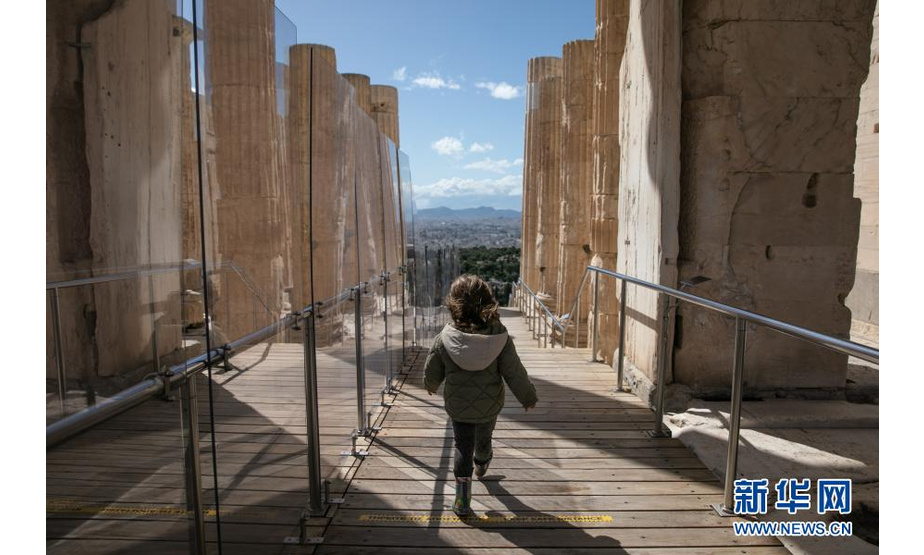3月22日，一名游客游览希腊雅典卫城。希腊露天考古遗迹22日起恢复开放。游客需遵守保持社交距离和佩戴口罩等防疫规定。新华社发（莱夫特里斯·帕察里斯摄）